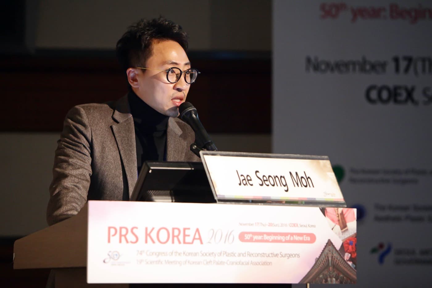 2016년 PRS 국제성형외과학술대회 연단에서 발표하는 모재성 원장