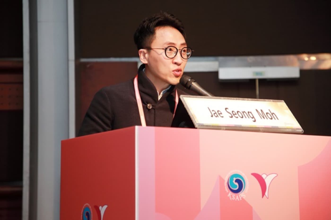 AESTHETIC PLASTIC SURGERY 2018 연단에서 발표하는 모재성 원장