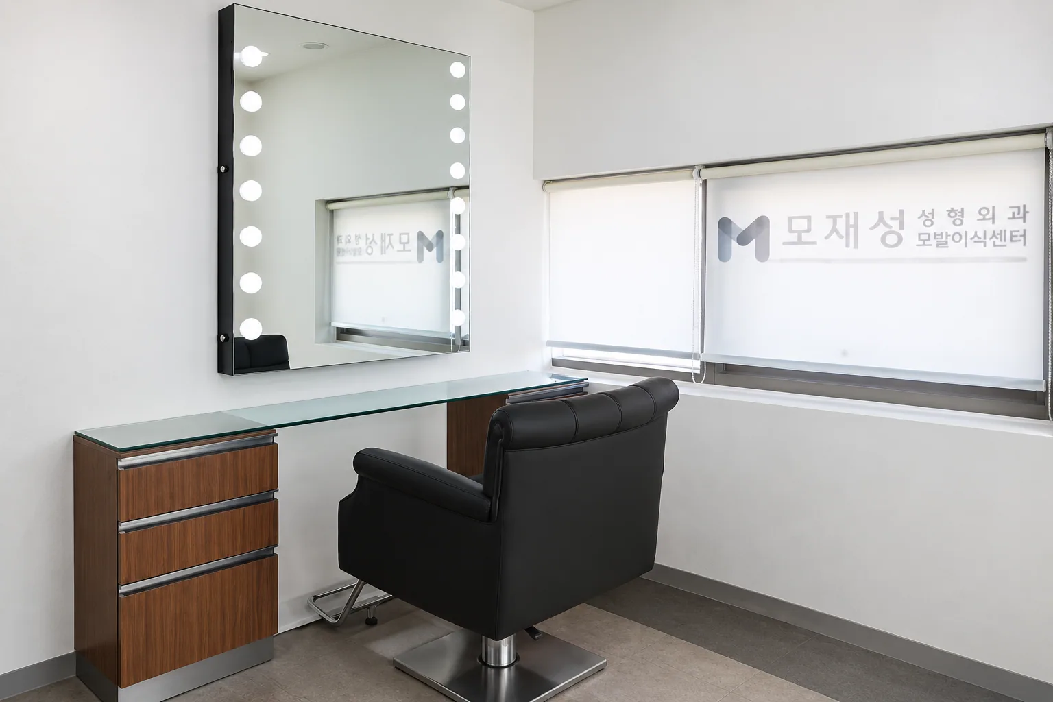 Scalp care room with an illuminated mirror
